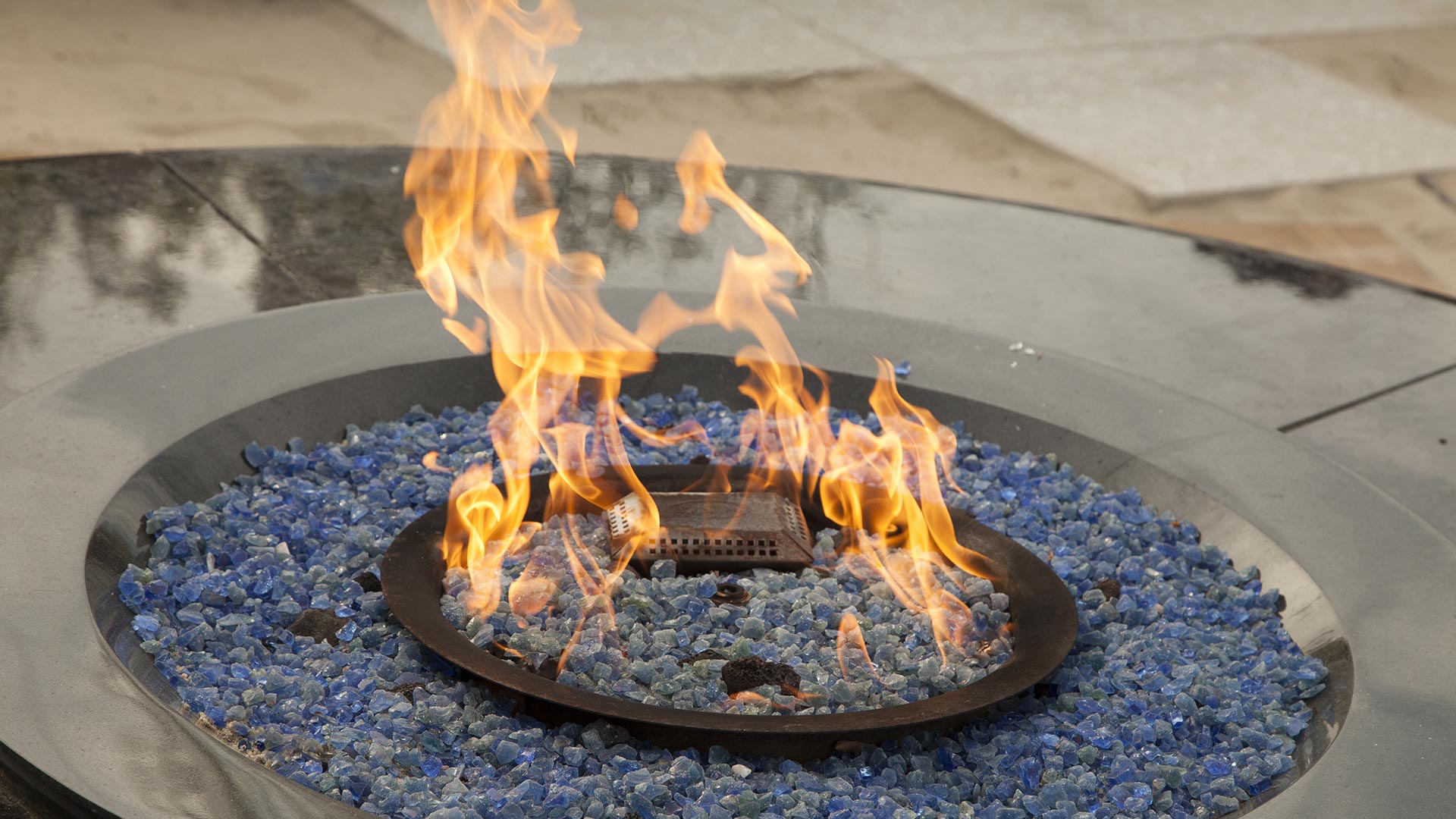 What's Better - A Fire Pit or an Outdoor Fireplace?
