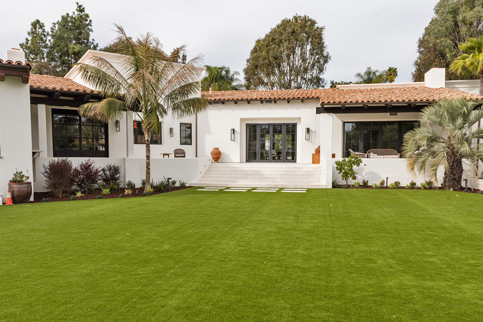 A Rancho Santa Fe, CA home yard with landscape bed installations.